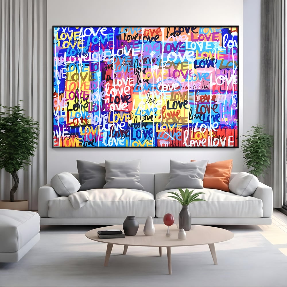 Tablou canvas cu tablou canvas cu graffiti colorat si cuvantul love, in rama de aluminiu negru, pe perete intr-un living